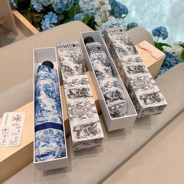 特批 Dior 迪奥 三折自动折叠晴雨伞 时尚原单代工品质 细节精致 看得见的品质 打破一成不变 色泽纯正艳丽！