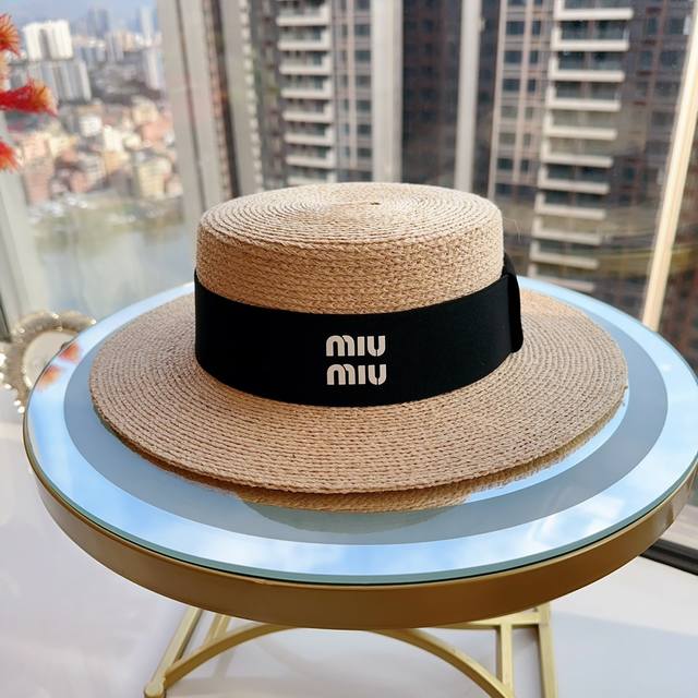 特批 Miumiu春夏拉菲草平顶帽 彩色装饰戴字母标志平顶礼帽 不卷价格，卷的是品质，顶级拉菲草原料 100%进口拉菲草 跟国产拉菲草的品质可以甩开几条街 超超