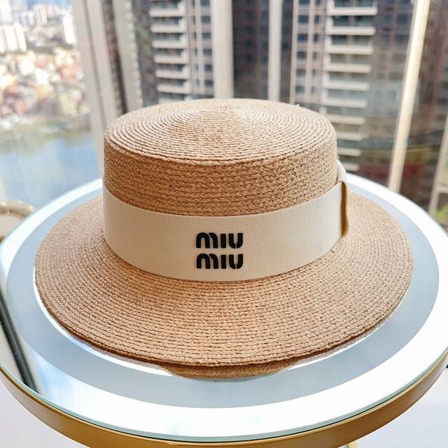 特批 Miumiu春夏拉菲草平顶帽 彩色装饰戴字母标志平顶礼帽 不卷价格，卷的是品质，顶级拉菲草原料 100%进口拉菲草 跟国产拉菲草的品质可以甩开几条街 超超 - 点击图像关闭