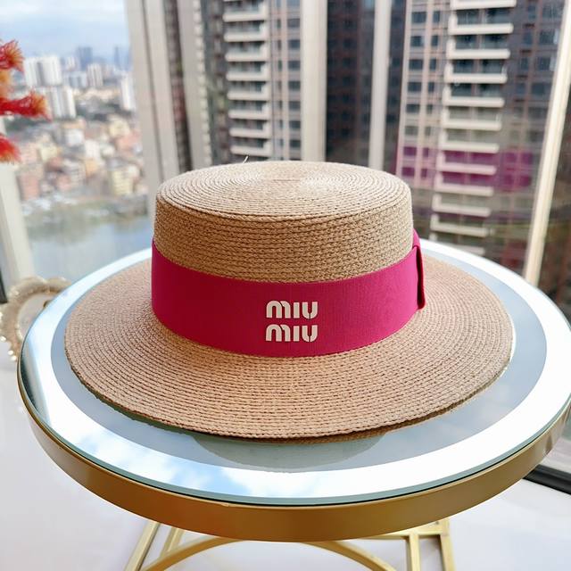 特批 Miumiu春夏拉菲草平顶帽 彩色装饰戴字母标志平顶礼帽 不卷价格，卷的是品质，顶级拉菲草原料 100%进口拉菲草 跟国产拉菲草的品质可以甩开几条街 超超