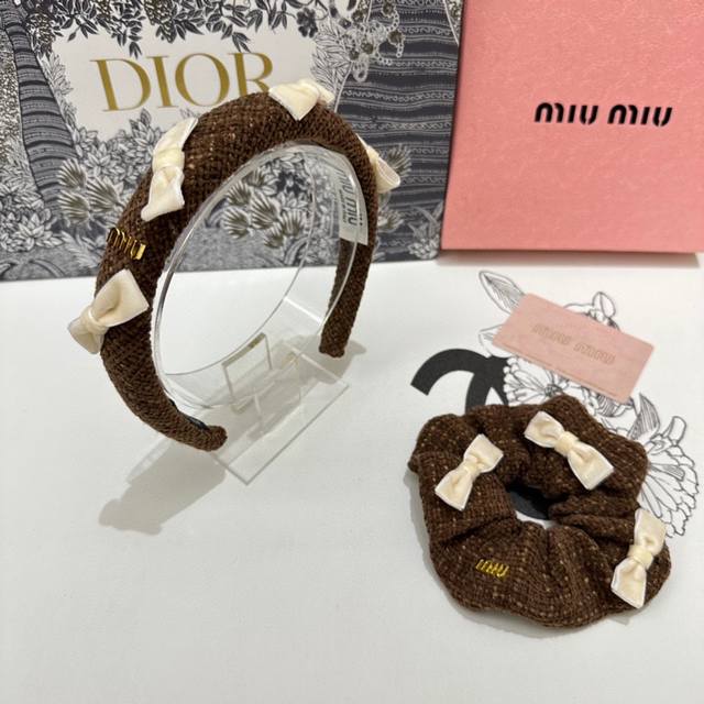 特 两件套 配专柜包装 Miumiu 缪缪 最新爆款来啦蝴蝶系列两件套发箍发圈 优雅的girl值得入手 非常好搭配 气质有品位 建议两个一齐佩戴 神奇的仙