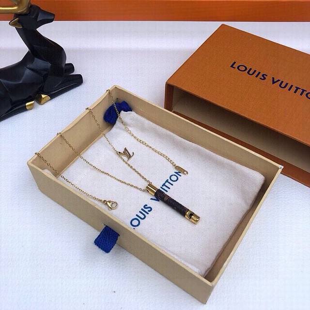 配图片原版包装 Louis Vuitton官网m68874 Dant Chain Lv Whistle项链。 Dant Chain Lv Whistle 项链采 - 点击图像关闭