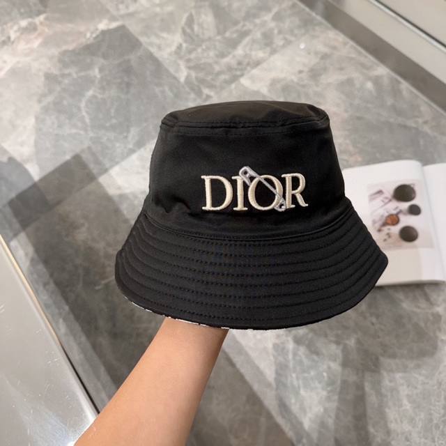 迪奥dior 官网最新双面满印迪奥logo渔夫帽，防晒指数超高，特别显脸小，有型不软塌，可随意折叠，携带方便