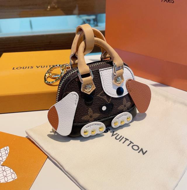 爆款路易威登louis Vuitton 新款 Mini小狗贝壳包 Lv包包挂饰，钥匙扣，零钱包，耳机包 顶级进口pu材质 五金为进口钢 原版logo 确实精致