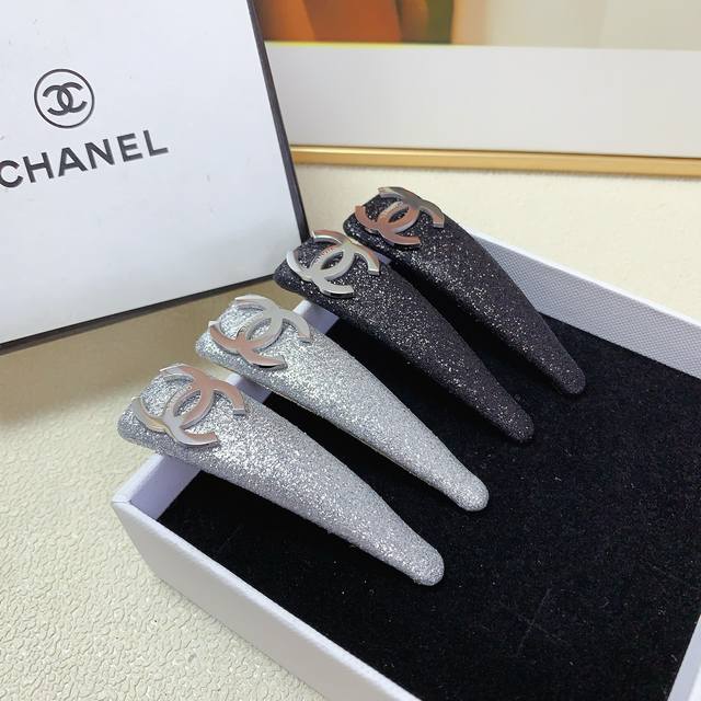 Chanel小香 Chanel发夹 钛钢logo边夹bb夹 气质百搭小仙女必入单品 宝藏款 闭眼入推荐款 一对