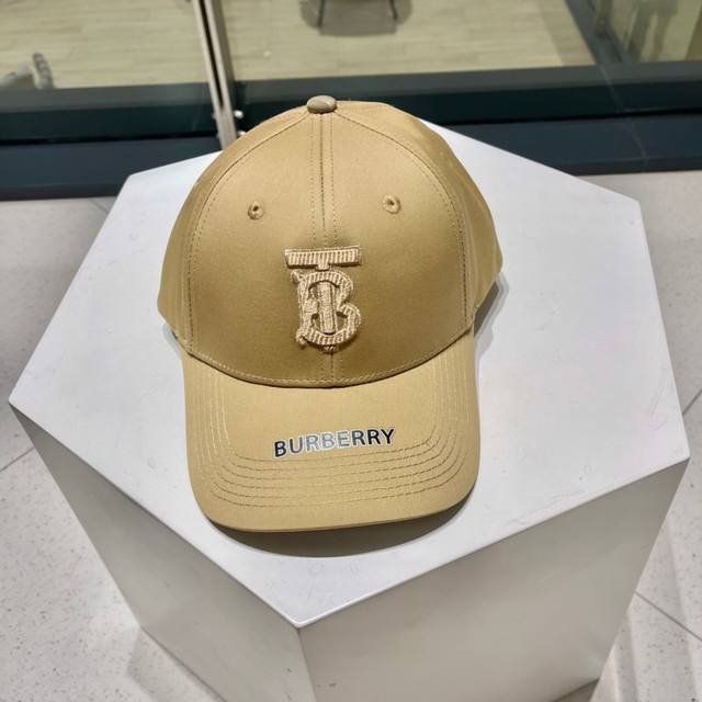 Burberry 巴宝莉 原单棒球帽 专柜热卖款纯棉内里，轻盈透气。完美版型，对格精准无误，原厂品质，独家实物拍摄，男女适用