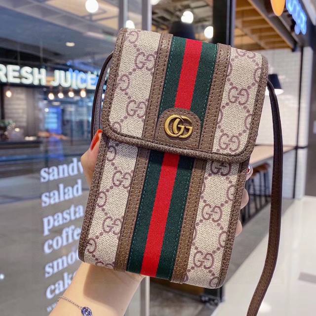 Gucci 手机包包 Ophidia系列 一个男女可用的手机包 生活出门不需要带现金的时代，这个包完全可以满足你日常使用 内含卡片槽位，简单方便时尚大方，经典1