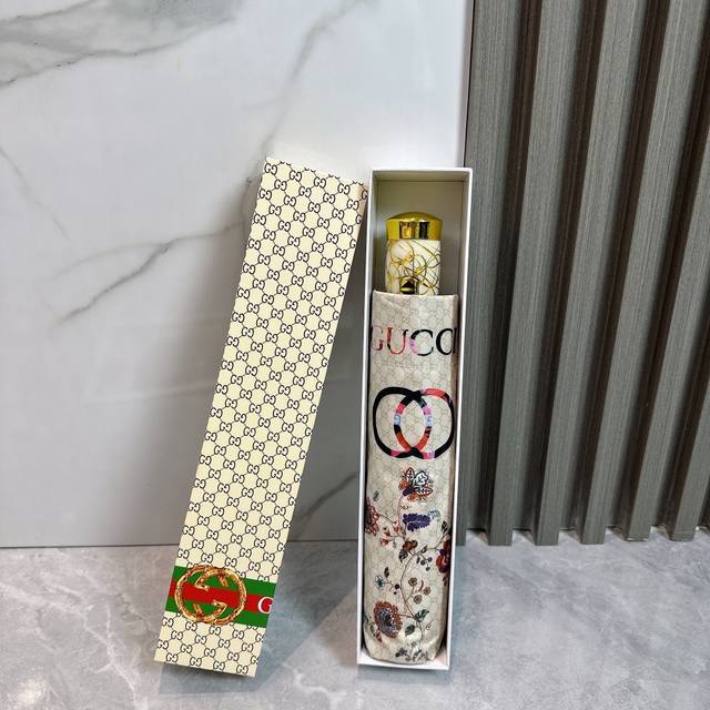 Gucci 古驰 2024夏季新款 折叠晴雨伞 黑色涂层防晒有效阻隔紫外线99%，U 50 所以能起到伞下体感降温的效果！ 有效隔热，高效防晒 一把搞定，超轻全