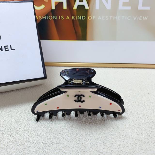 Chanel小香 Chanel发夹 新款彩钻logo抓夹 气质百搭 日常精致小单品 小仙女必入单品 宝藏款 闭眼入推荐款 单个