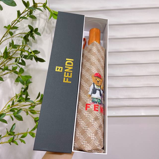 Fendi 芬迪 来自意大利的著名奢侈品牌 以其调皮古怪的风格创造了一个独特的时尚席卷了整个时尚界 撑着这样的伞走在街头 时尚指数立刻爆表 不论晴天雨天使用都相