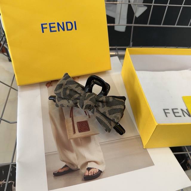 P 配包装盒 Fendi 芬迪 新款f抓夹，复古气质美，简约百搭，小姐姐必备