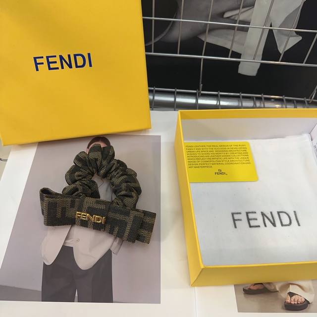 P 配包装盒 Fendi 芬迪 新款f发圈，复古气质美，简约百搭，小姐姐闭眼入 - 点击图像关闭