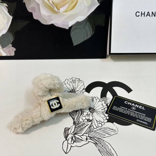 特 单个 配专柜包装 Chanel 香奈儿 最新毛绒爆款来啦 中古vintage复古五金抓夹 优雅的girl值得入手 非常好搭配 气质有品位