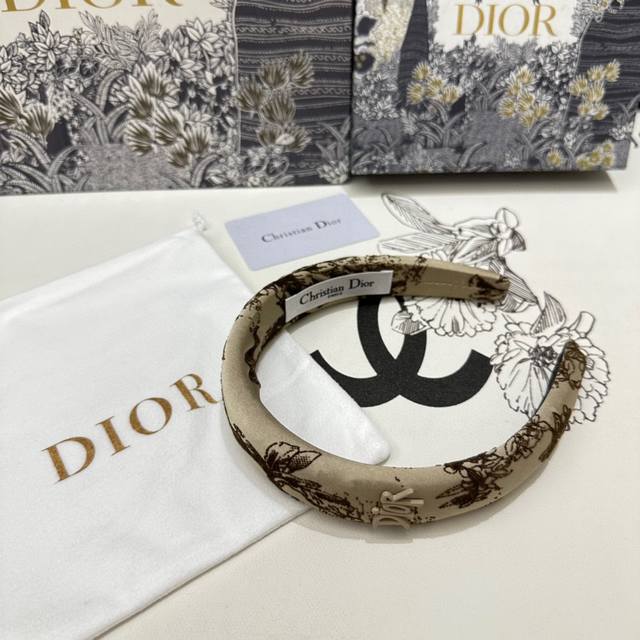 特 配专柜包装 Dior 迪奥 最新发箍 小仙女快入手 特殊材质 不嘞头 可盐可甜～