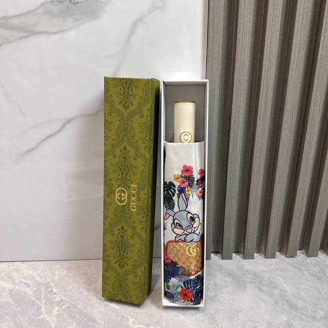 Gucci 古驰 2024夏季新款 折叠晴雨伞 黑色涂层防晒有效阻隔紫外线99%，U 50 所以能起到伞下体感降温的效果！ 有效隔热，高效防晒 一把搞定，超轻全