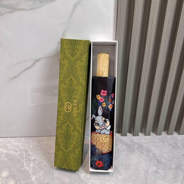 Gucci 古驰 2024夏季新款 折叠晴雨伞 黑色涂层防晒有效阻隔紫外线99%，U 50 所以能起到伞下体感降温的效果！ 有效隔热，高效防晒 一把搞定，超轻全