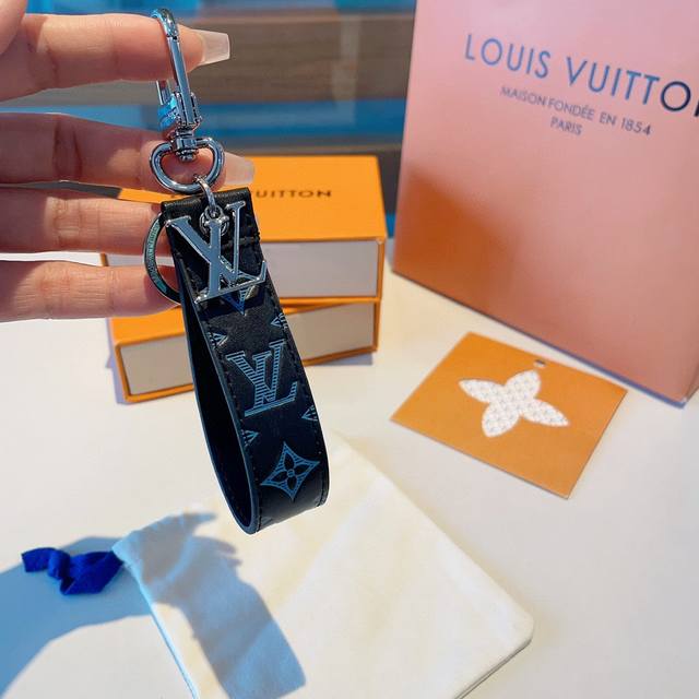 Louis Vuitton官网款 Lv Cloches-Cles包饰与钥匙扣。 Monogram Ecli Dragonne 包饰与钥匙扣此款dragonne配