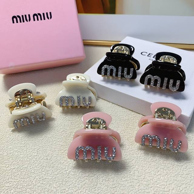 Miumiu缪缪 Miumiu抓夹 亚克力满钻logo抓夹韩版小边夹 精致小仙女必入单品 宝藏款 闭眼入推荐款 一对