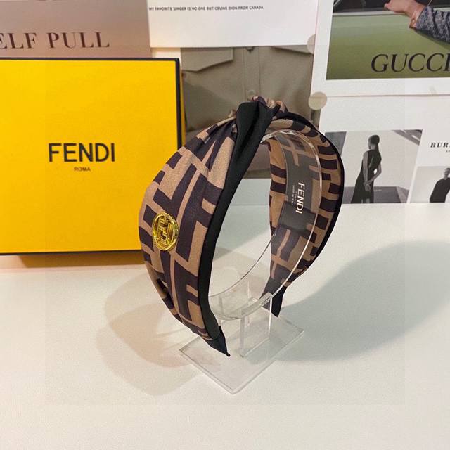 特 配专柜包装 Fendi 芬迪 最新ff发箍 小仙女快入手 特殊材质 不嘞头 可盐可甜