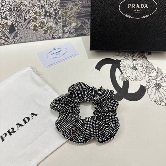 特 单个 配全套包装 Prada 普拉达 爆款满钻发圈，专柜款出货 一看就特别高档 超级百搭 必须自留