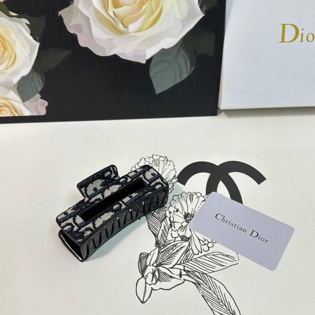 特 单个 配专柜包装 Dior 迪奥 最新爆款来啦 中古vintage复古抓夹 优雅的girl值得入手 非常好搭配 气质有品位