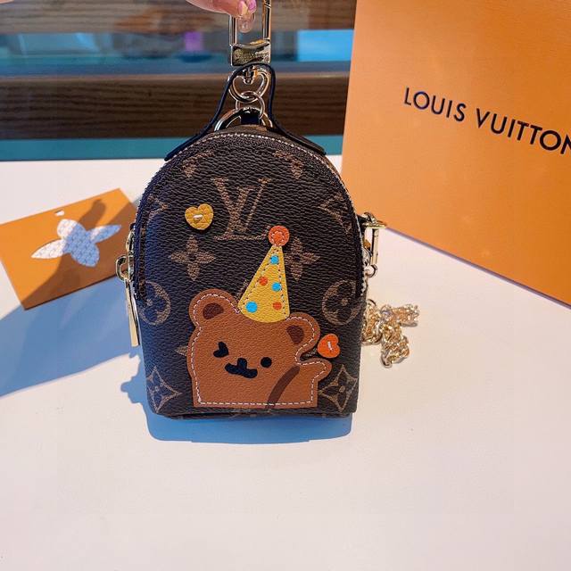 原单货 Louis Vuitton 新款卡通链条斜挎小包，Mini包包 可装银行卡蓝牙耳机 钥匙扣零钱包 耳机包 包包挂饰 搭配链条可斜挎。尺寸12X9Cm 顶