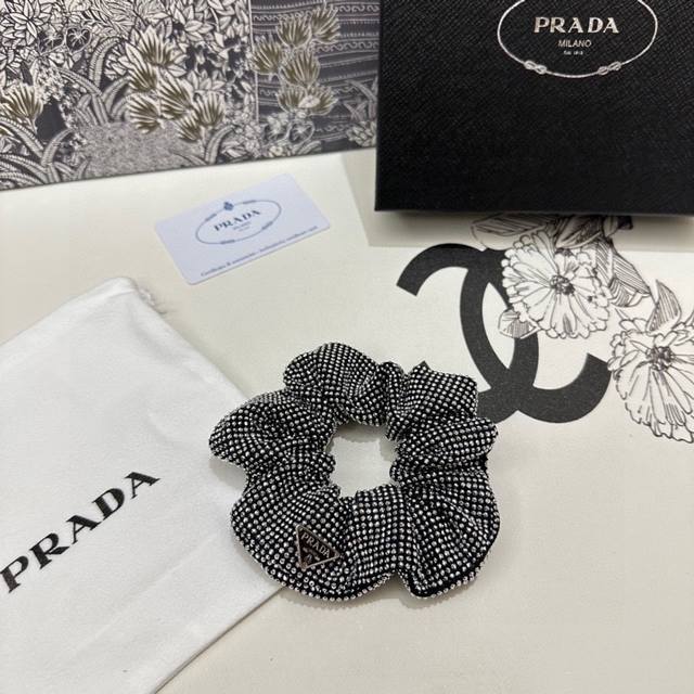 特 单个 配全套包装 Prada 普拉达 爆款满钻发圈，专柜款出货 一看就特别高档 超级百搭 必须自留 - 点击图像关闭