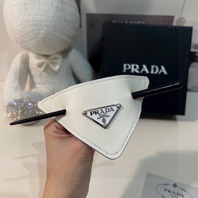 特 单个 配专柜包装 Prada 普拉达 最新官网同款三角标p家发簪 谁戴谁好看名媛风十足！