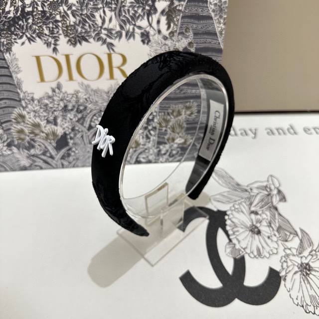 特 配专柜包装 Dior 迪奥 最新发箍 小仙女快入手 特殊材质 不嘞头 可盐可甜～