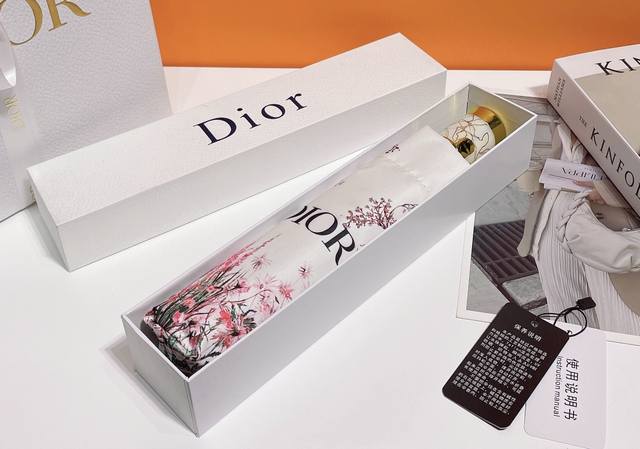 Dior 迪奥 素雅湖边小树油画 热卖款 时尚指数爆表 不论晴天雨天使用都相得益彰 拥有它感受风从身体经过的感觉 留下沁人的芬芳 时尚达人必备哦 原单代工级品质