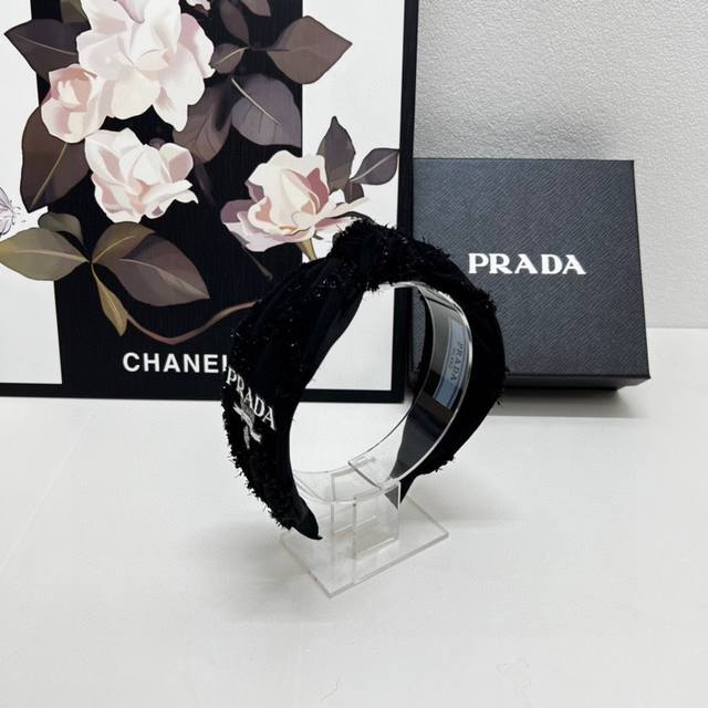 特 配专柜包装 Prada 普拉达 最新发箍 小仙女快入手 特殊材质 不嘞头 可盐可甜～