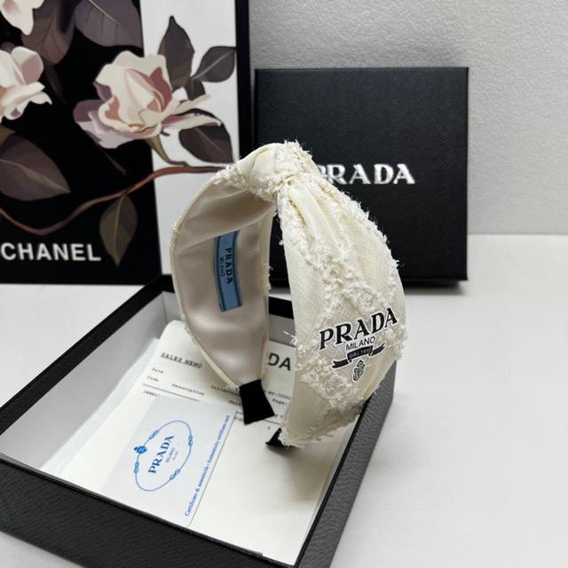 特 配专柜包装 Prada 普拉达 最新发箍 小仙女快入手 特殊材质 不嘞头 可盐可甜～