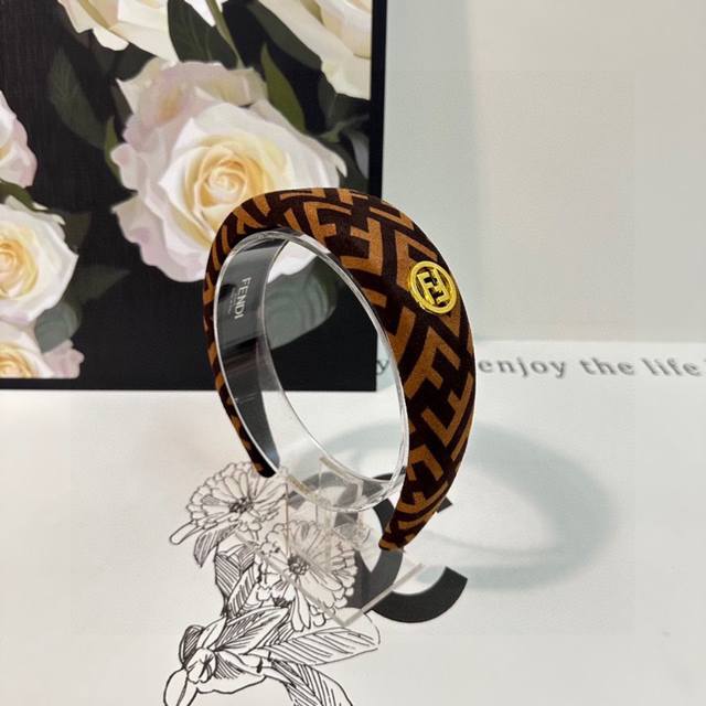 特 配专柜包装 Fendi 芬迪 最新ff发箍 小仙女快入手 特殊材质 不嘞头 可盐可甜～