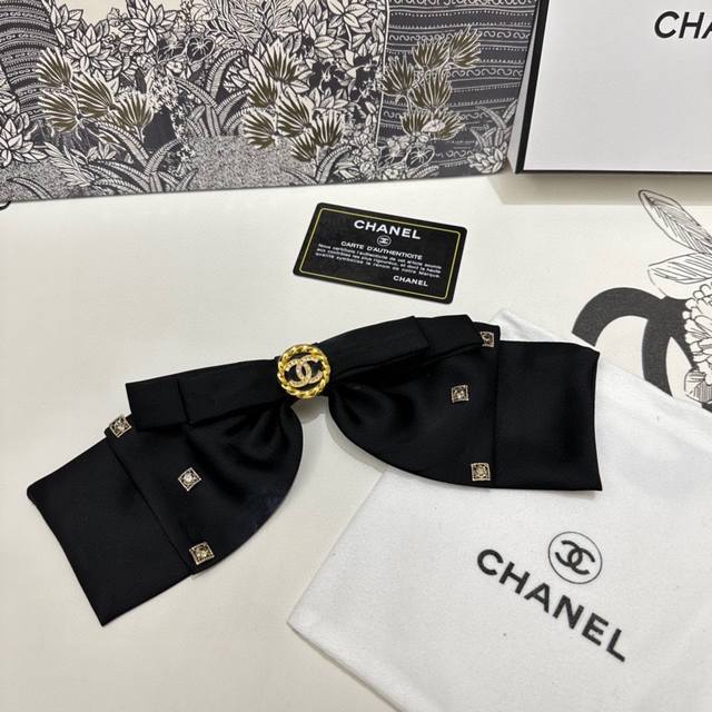 特 配专柜包装 Chanel 香奈儿 最新蝴蝶结中古水钻五金丝绒发夹# 信我！人手必备的单品 这件必须买 洋气神仙颜值 小仙女要收了它，谁戴谁好看～