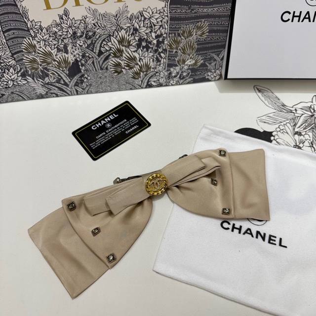 特 配专柜包装 Chanel 香奈儿 最新蝴蝶结中古水钻五金丝绒发夹# 信我！人手必备的单品 这件必须买 洋气神仙颜值 小仙女要收了它，谁戴谁好看～