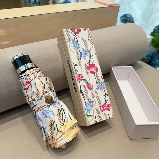 特 Dior 迪奥 2024新款 五折手开折叠伞 超轻口袋 仅18Cm 热卖款 时尚指数爆表 无论晴天雨天使用都相当益彰 原单代工厂级别品质 超轻铝合伞骨 选用