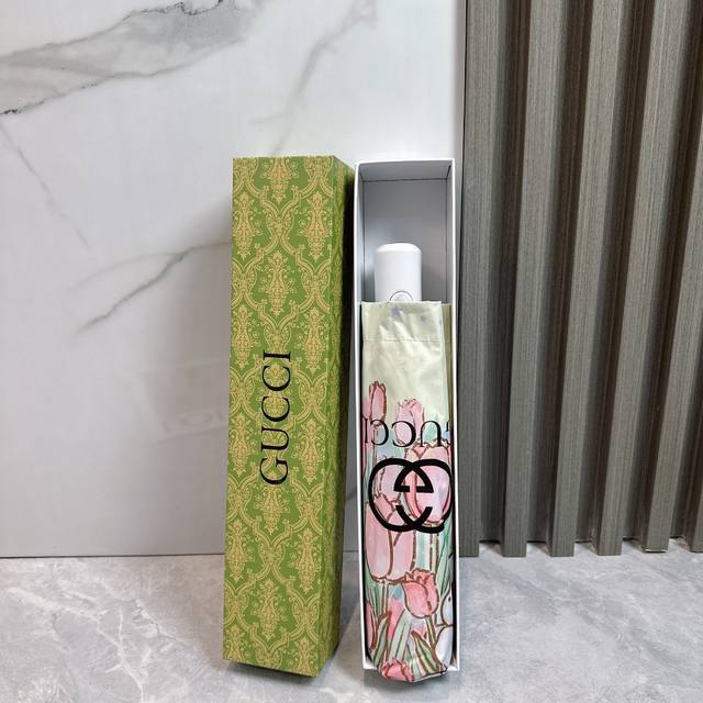 Gucci 古驰 2024夏季新款 折叠晴雨伞 黑色涂层防晒有效阻隔紫外线99%，Upf 50 所以能起到伞下体感降温的效果！ 有效隔热，高效防晒 一把搞定，超