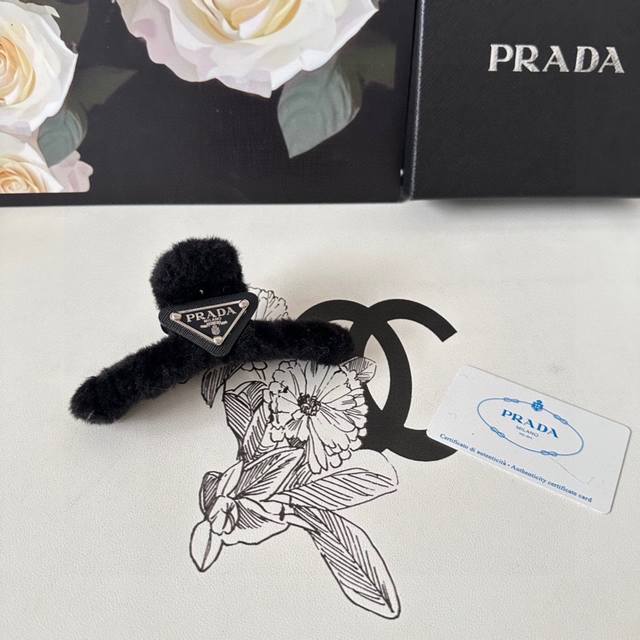 特 单个 配专柜包装 Prada 普拉达 最新毛绒爆款来啦 中古vintage复古五金抓夹 优雅的girl值得入手 非常好搭配 气质有品位