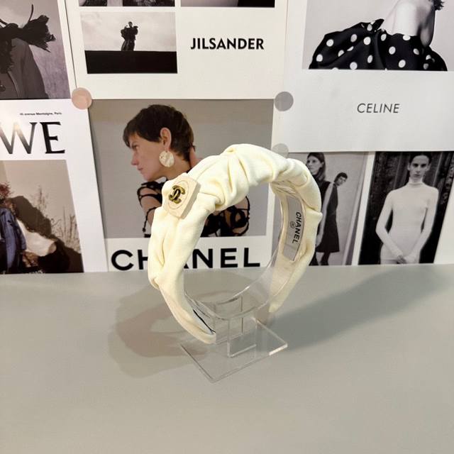 特 配专柜包装 Chanel 香奈儿 最新发箍# 信我！人手必备的单品 这件必须买 洋气神仙颜值 小仙女要收了它，谁戴谁好看～