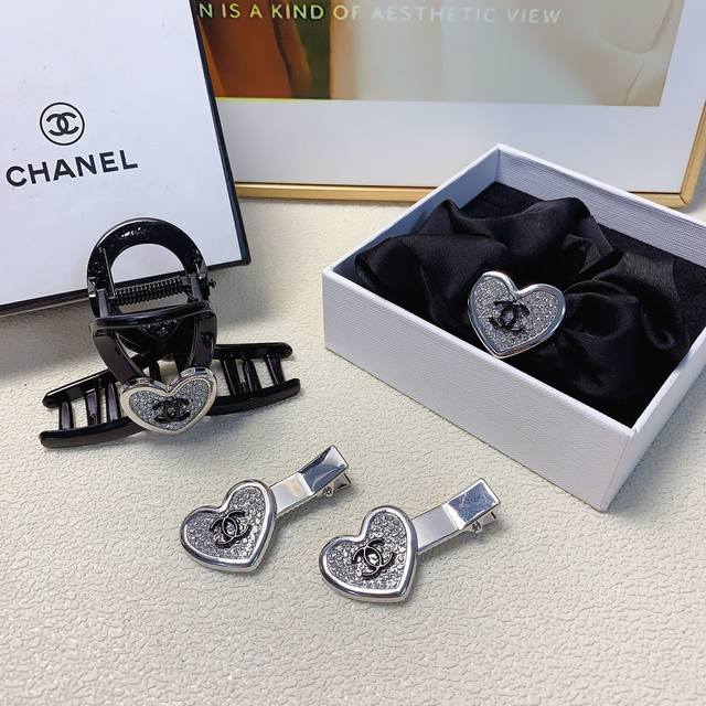 Chanel小香 Chanel压夹 心形logo压夹边夹刘海夹日常精致小单品 气质百搭小仙女必入单品 宝藏款 闭眼入推荐款 一对