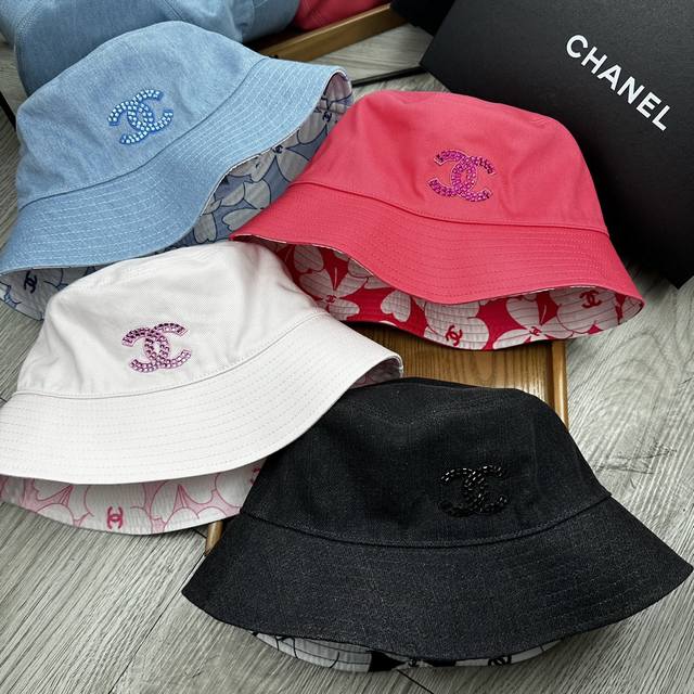 特价 。C家。Chanel 2024新品双面渔夫帽！特别新颖的双面风格碰撞设计！一面延续了chanel一贯的素雅简约的风格，一面大胆采用了简笔山茶花满花的图案设