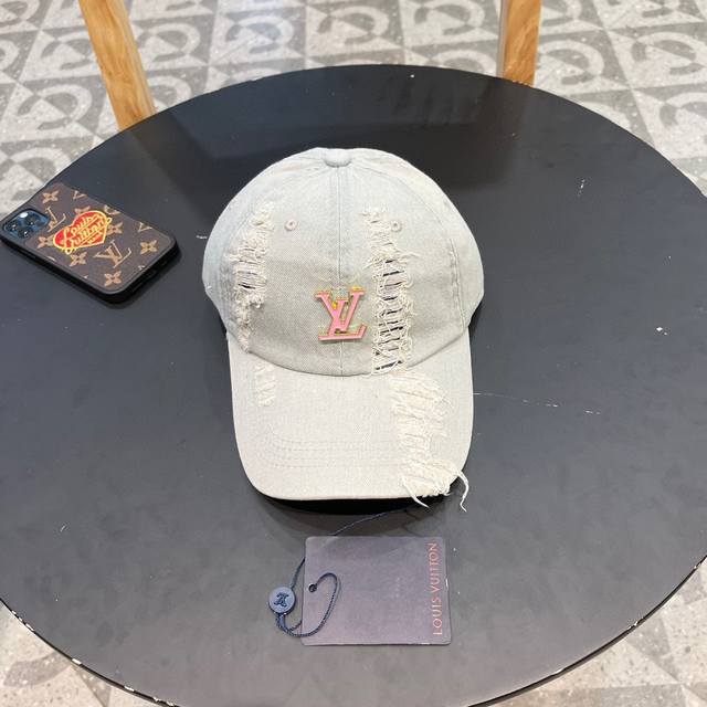 Lv 路易威登 Louis Vuitton 刺绣拼接棒球帽 入秋必备单品 这顶拼色棒球帽的绝了！ 特别是戴上的效果巨显脸小 字母的刺绣立体感非常强 很精致的感觉 - 点击图像关闭