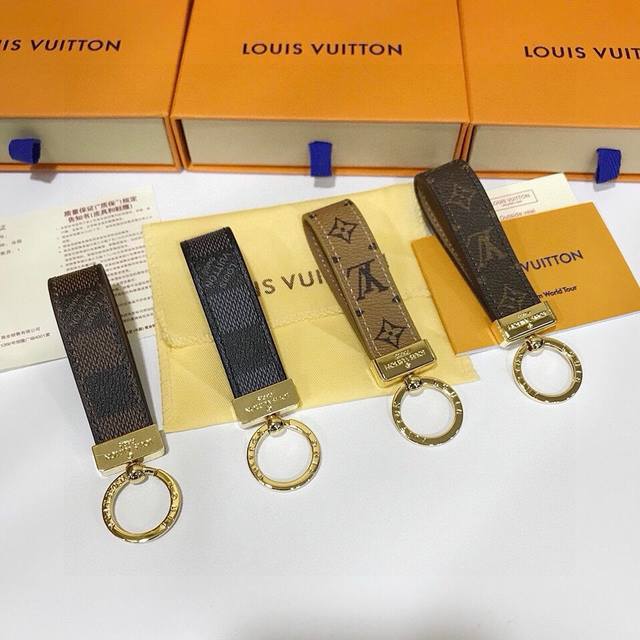 配全套原版包装高版路易威登louisvuitton 钥匙扣m65221经典老花monogram，经久耐用， 是 Dragonne 钥匙扣理想的材质，可打造这款兼