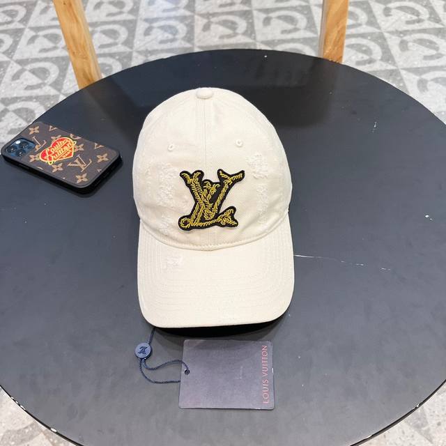 Lv 路易威登 Louis Vuitton 刺绣拼接棒球帽 入秋必备单品 这顶拼色棒球帽的绝了！ 特别是戴上的效果巨显脸小 字母的刺绣立体感非常强 很精致的感觉