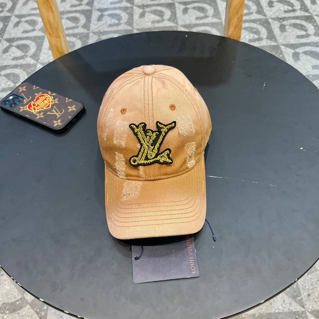 Lv 路易威登 Louis Vuitton 刺绣拼接棒球帽 入秋必备单品 这顶拼色棒球帽的绝了！ 特别是戴上的效果巨显脸小 字母的刺绣立体感非常强 很精致的感觉