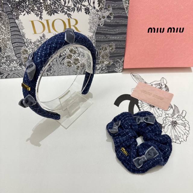 特 两件套 配专柜包装 Miumiu 缪缪 最新爆款来啦蝴蝶系列两件套发箍发圈 优雅的girl值得入手 非常好搭配 气质有品位 建议两个一齐佩戴 神奇的仙