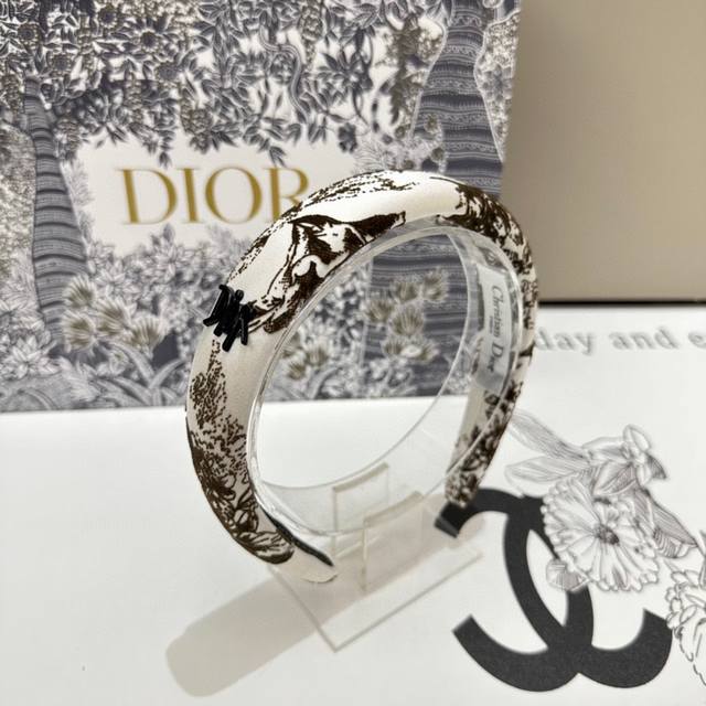 特 配专柜包装 Dior 迪奥 最新发箍 小仙女快入手 特殊材质 不嘞头 可盐可甜～