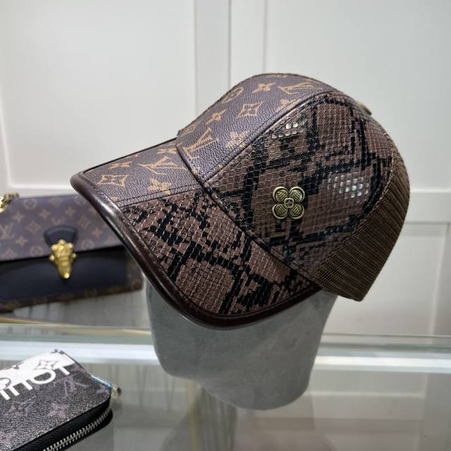 上新 路易威登 Louis Vuitton 新品棒球帽 代购版本！时尚潮流，高端做工！非一般的品质，细节看实拍哦