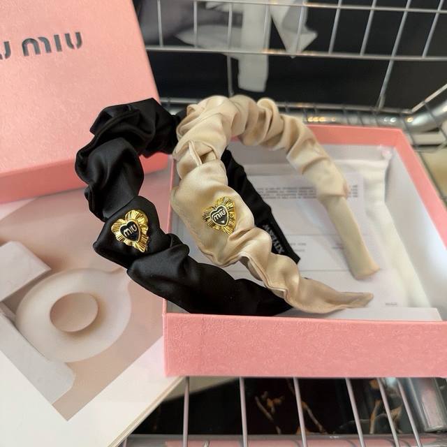 配包装盒 Miumiu新款发箍，简单优雅，实用百搭，值得入手！黑，白两色 - 点击图像关闭