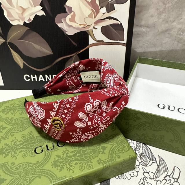 特 配专柜包装 Gucci 古驰 最新腰果花系列发箍 小仙女入手 特殊材质 不嘞头 可盐可甜～ - 点击图像关闭